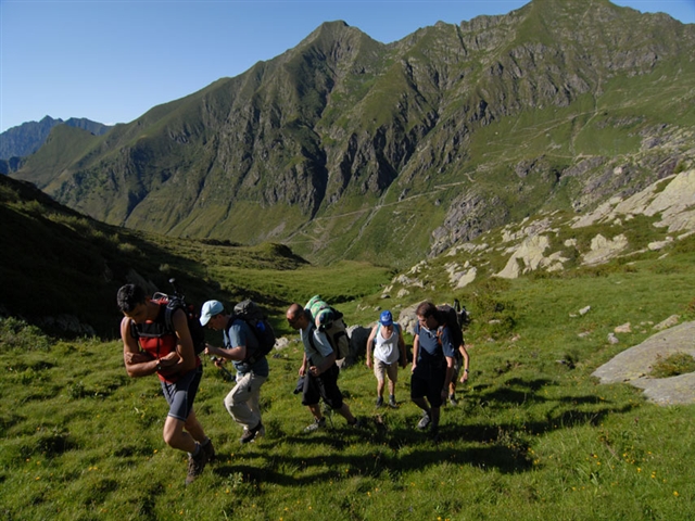 Il gruppo sale verso il Pizzo Dei Tre Signori. Il panorama mozza il fiato, Verdi monti si ergono alti ed imponenti, mentre i nostri eroi faticosamente li scalano!